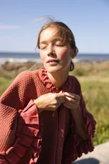 Ruana marrón tejida en lana merino con detalles de lino y flecos.