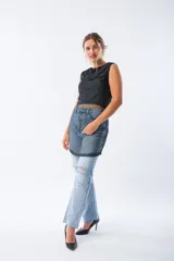 Vestido negro sin mangas de algodón y elastano, corte recto y largo a la rodilla.
