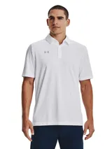 Chomba Under Armour Tech para hombre, color blanco, de corte clásico con cuello polo abotonado y logo de la marca bordado en el pecho. Confeccionada con tejido UA Tech de secado rápido y transpirable.