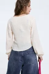 Camisa marrón de manga larga con lazo en el frente.