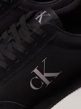 Zapatillas urbanas Calvin Klein, estilo retro runner, color negro con logo CK en el lateral.