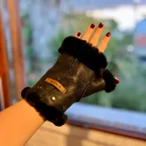 Mitones marrones de cuero con borde de lana marrón.