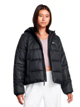 Campera puffer Under Armour negra con capucha, cierre frontal y logo bordado en el pecho.