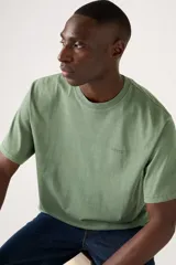 Remera verde de algodón con cuello redondo y logo bordado en el pecho.