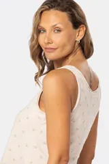 Musculosa blanca estampada con escote redondo y botones.
