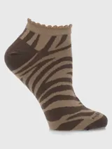 Calcetines tobilleros con estampado de cebra en tonos marrones y beige, con borde superior ondulado.