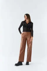 Pantalón de tiro medio color beige, de corte recto cropped.