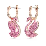 Pendientes en forma de cisne elaborados con cristales rosas y baño en tono oro rosa, con un diseño elegante.