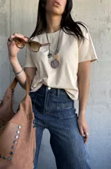 Remera beige de algodón con cuello redondo y mangas cortas. Corte recto y holgado.