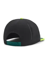 Gorro deportivo negro con visera verde y borde amarillo. Logo de Under Armour bordado en blanco en el lateral.