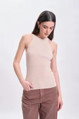 Musculosa beige de punto con brillo sutil.