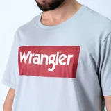 Remera gris de manga corta con estampa frontal del logo de Wrangler en un recuadro rojo.