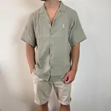 Camisa negra de muselina con manga corta y corte oversize.