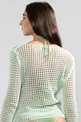 Sweater de tejido calado color celeste, de manga larga y con cuello bote.