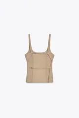 Top color beige con rayas verticales finas, escote cuadrado y tirantes. Espalda descubierta con tiras ajustables.