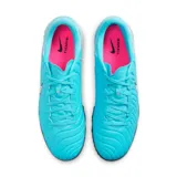 Championes de fútbol Nike Tiempo Legend 10 Academy, color celeste con detalles en blanco y rosa.