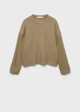 Sweater color beige de tejido de punto con cuello redondo y mangas largas.