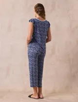 Conjunto de pijama marca René Rofé, compuesto por remera de tejido soft estampado con escote en V y botones, y pantalón capri con cintura elastizada.