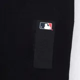 Remera negra de manga corta con cuello redondo y logo de los New York Yankees estampado en el pecho.