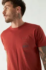 Remera negra de algodón con logo estampado en el pecho, corte regular, manga corta y cuello redondo.