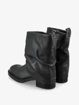 Bota de cuero color negro, de caña media con diseño arrugado y taco bajo.