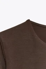 Camiseta negra de manga larga con cuello redondo y corte ajustado.