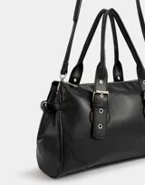 Cartera bowling negra de cuerina con correa regulable y desmontable, manijas superiores y hebillas frontales.