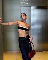 Top tejido a crochet color negro con borde blanco y tirantes finos.