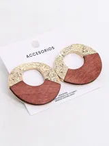 Aros colgantes con forma circular, divididos en dos secciones: una superior dorada con textura irregular y una inferior de madera marrón.