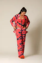 Camisa de manga larga con estampado tie-dye en tonos rojo y negro.