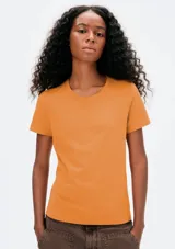 Remera verde claro de algodón, de corte clásico y mangas cortas.