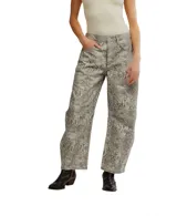 Pantalón de jean de corte recto con estampado de piel de serpiente.
