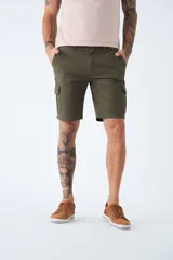 Bermuda color beige, estilo cargo, con bolsillos laterales, logo bordado y cierre con cremallera y botón.