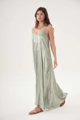 Vestido largo color verde agua de satén con breteles finos y escote en V.