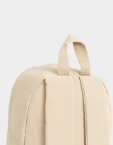 Mochila negra de tela deportiva con bolsillo frontal con cierre y tirador de cordón y goma. Tiene correas regulables, manija superior, doble cierre superior y etiqueta de goma.