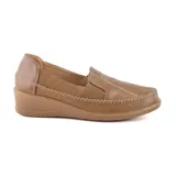 Zapato casual Korium Confort Juana color marrón, con capellada lisa, elástico en la parte superior y suela de goma.