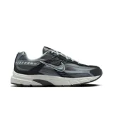Championes Nike Initiator de hombre, color gris con detalles en negro y blanco.