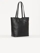 Bolso tipo tote negro de cuero vacuno con textura granulada, doble asa de hombro, apliques color marfil y logo JCH plateado en el frente. Incluye sobre desmontable en el interior.