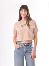 Remera color beige con estampado frontal que dice "Monday is cancelled, go home".