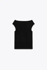 Top negro de punto liso con cuello barco y manga corta.