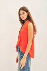 Musculosa blanca de algodón con cuello redondo y sisas amplias.