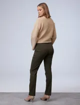 Pantalón de gabardina elastizada color marrón claro, marca Zac & Rachel, corte slim, con pretina con pasadores, botón y cierre. Delantera con tres bolsillos y trasera con bolsillos ojal.