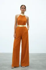 Pantalón color ladrillo de corte recto, con faja desmontable de cuero vacuno color champagne.