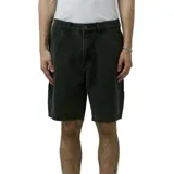 Bermuda de denim negro lavado, estilo carpintero, con corte holgado y largo hasta la rodilla. Presenta bolsillos delanteros inclinados y bolsillos utilitarios laterales.