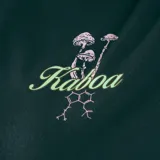 Remera negra de corte clásico con estampado de hongos y la palabra "Kaboa" en el pecho. El diseño incluye una estructura molecular debajo del texto.
