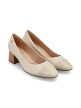 Zapato de tacón color crema con puntera en cuero reptil y taco de madera.