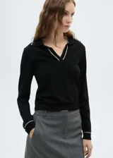 Sweater negro de punto fino con cuello polo, escote en V y ribetes blancos en cuello y puños.