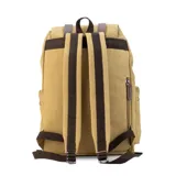 Mochila de tela canvas color verde oliva con tapa y detalles en símil cuero marrón. Cierre superior marinero, bolsillos internos, externos frontal, laterales y trasero con cierre. Asas rígidas, correas ajustables y espacio para laptop de 15".