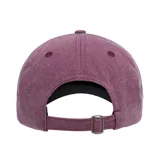 Gorro azul de gabardina con visera curva y correa trasera ajustable.