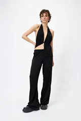 Pantalón de encaje negro con transparencias y cintura con elástico.